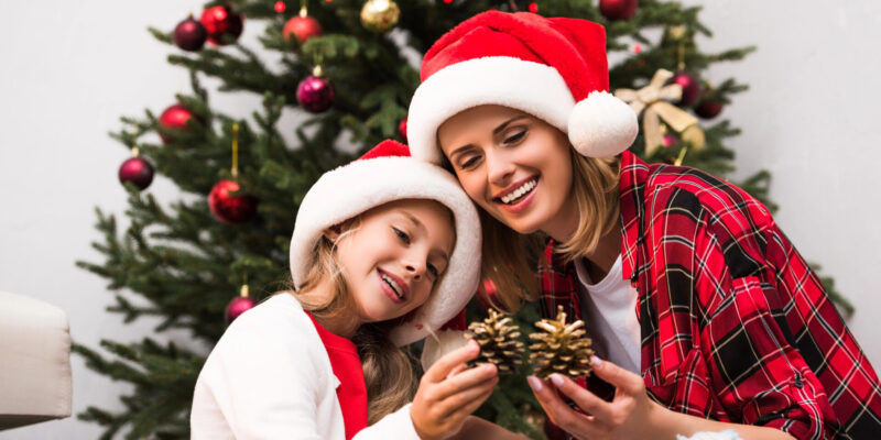 Mother and daughter in front of the Christmas tree