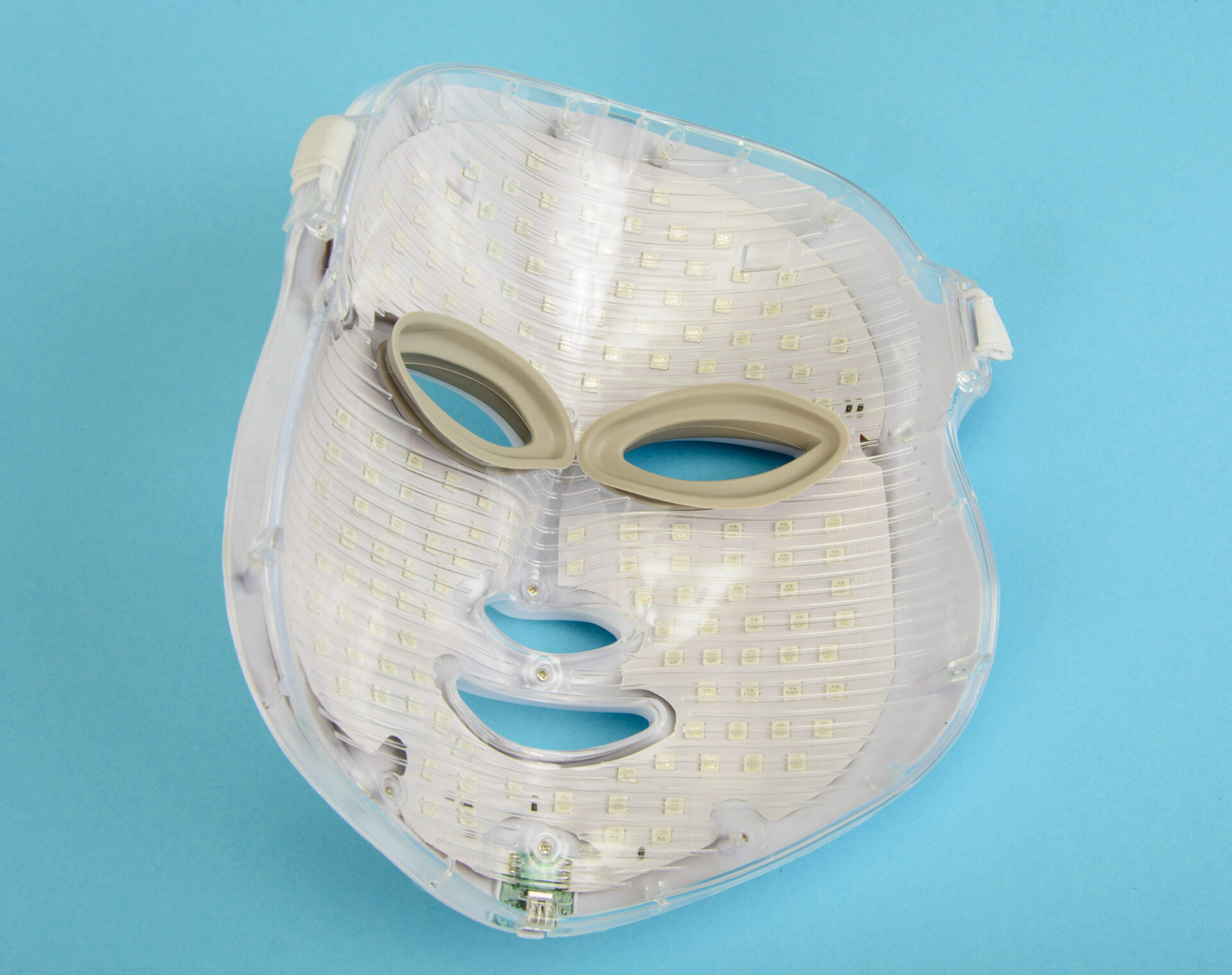 LED face mask. A device for lightening and rejuvenating the skin. Collagen therapy.