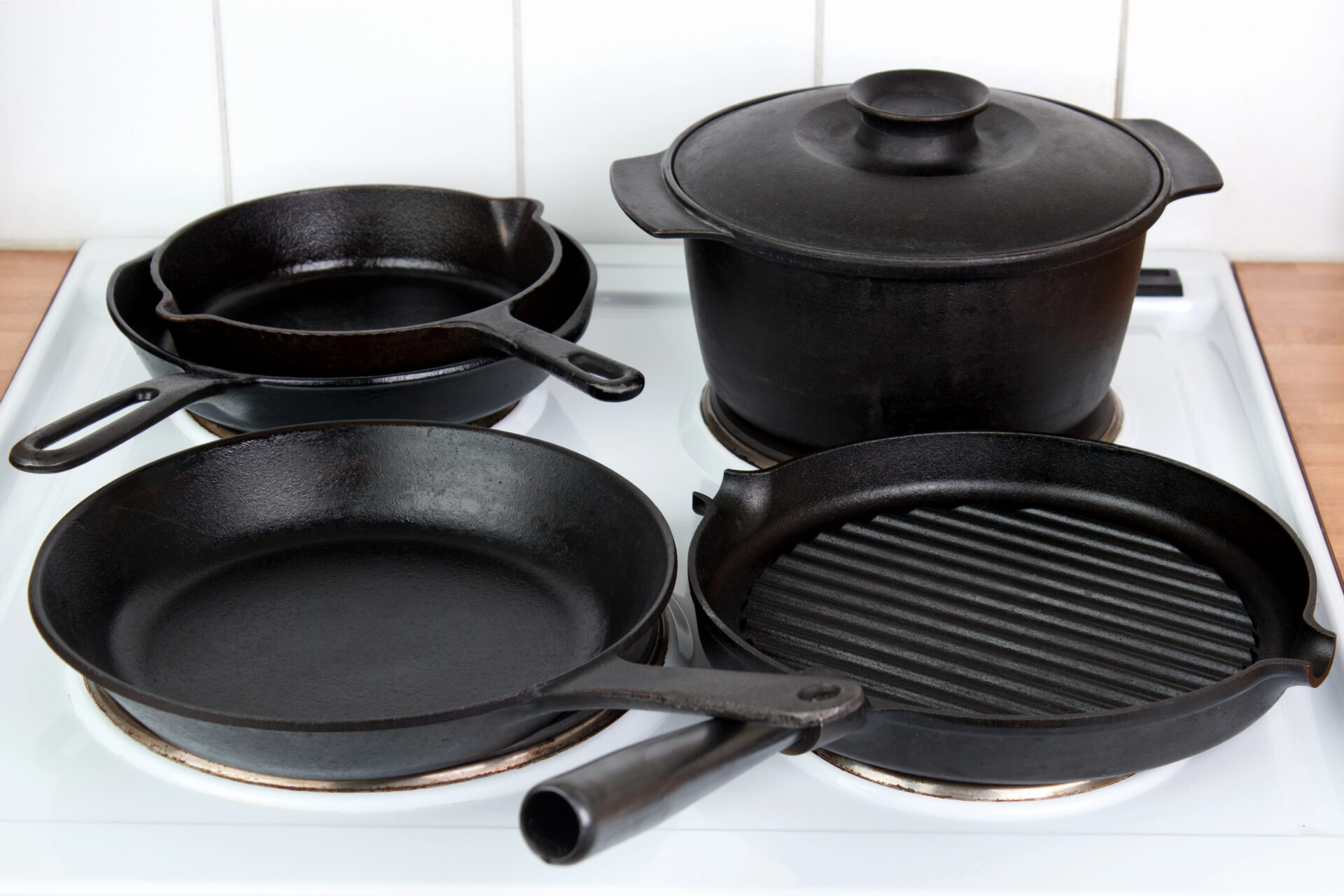 Cast iron cookware set